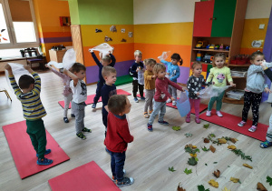 Dzieci tańczą z folią
